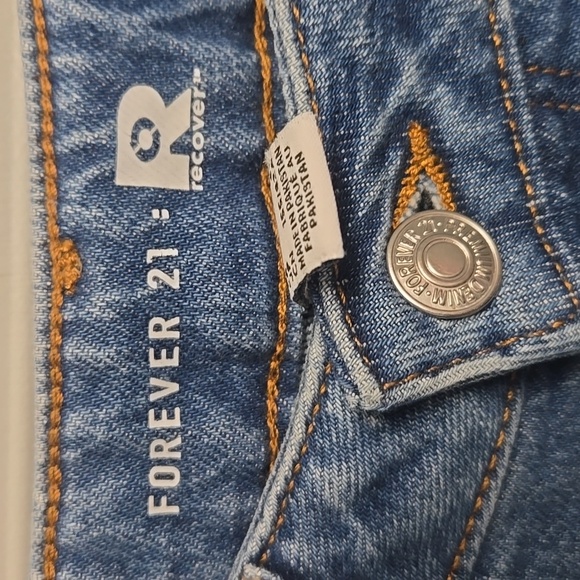 Forever 21 Blue Cropped 90s Leg Jeans - Picture 2 of 5